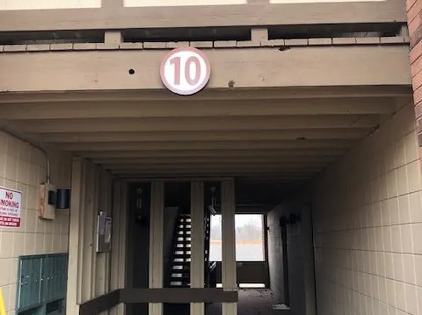 10 Fairways Cir APT E, Saint Charles, MO 63303