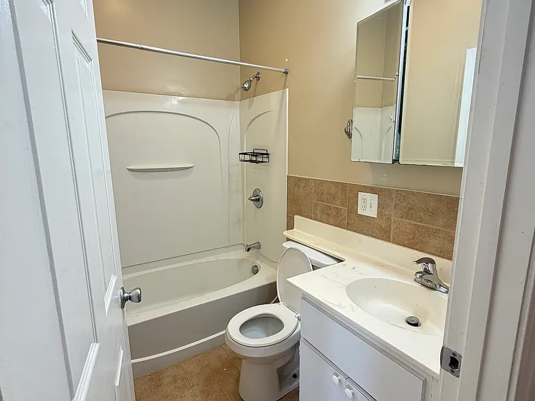 211 Chelsea St #7 — Photo 5