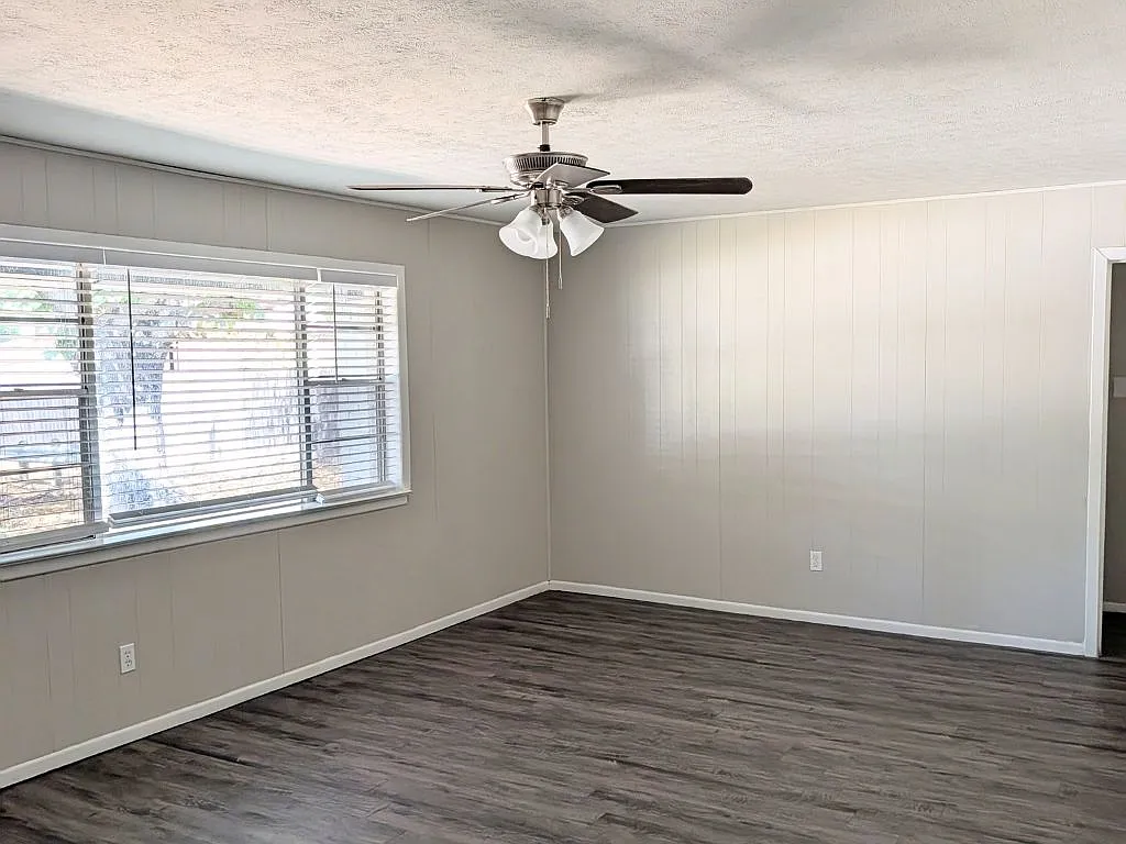 9201 Raymond Avenue — Photo 4