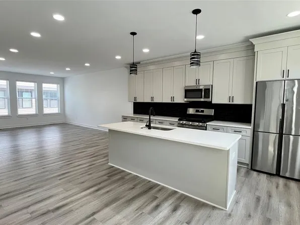 2882 Summers Pl, Troy, MI