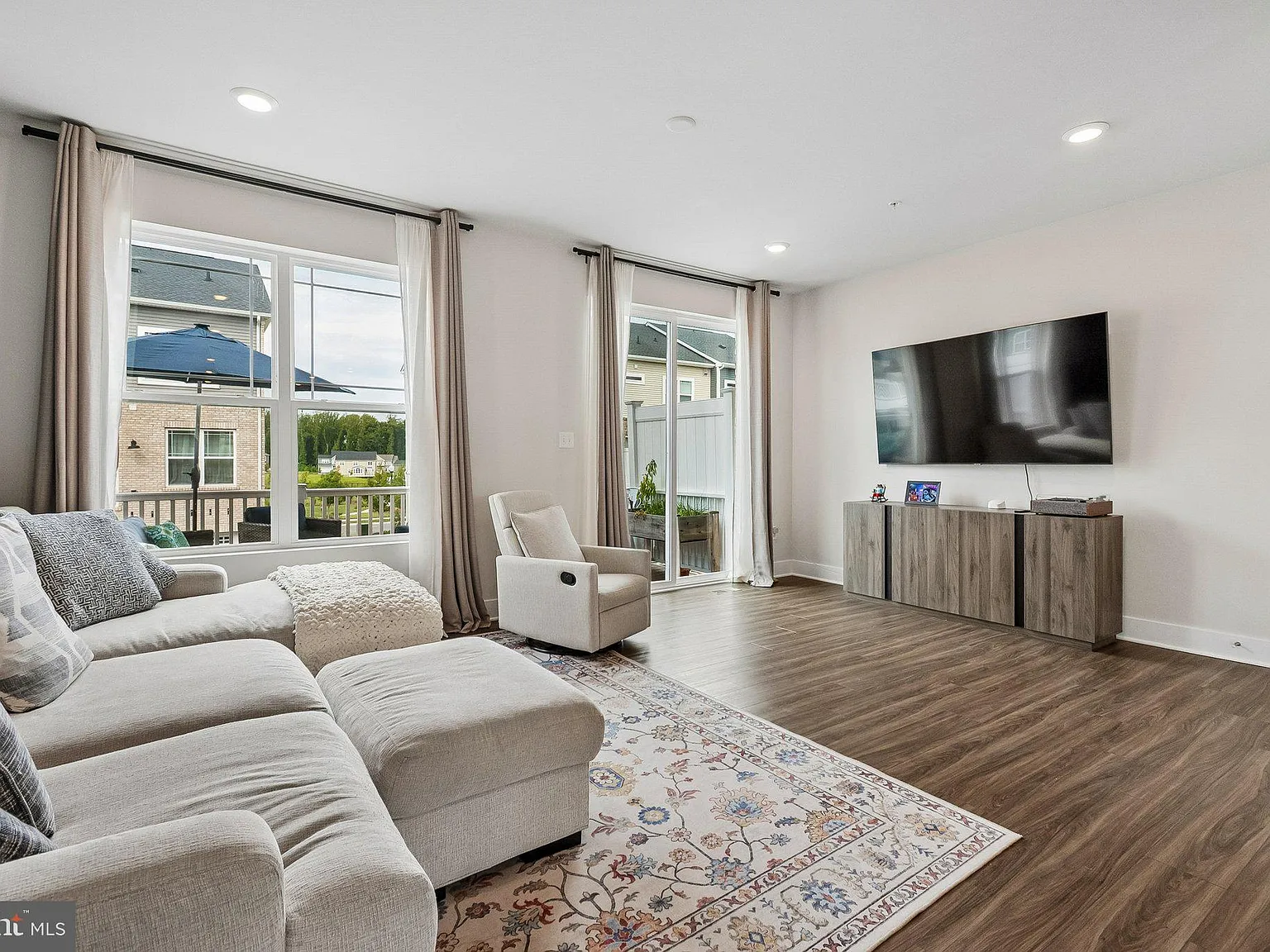 3 bed, 2.5 bath, 2440 sqft, $3,300 — Photo 4