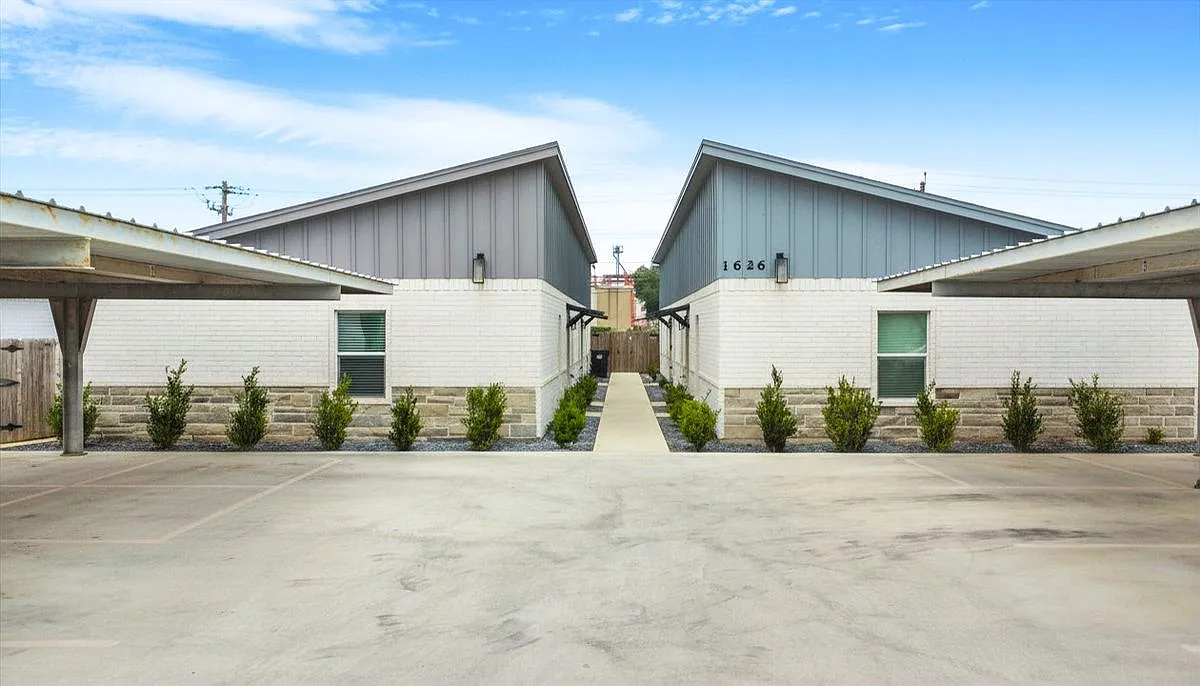 2 bed, 2.0 bath, 1050 sqft, $995 — Photo 1