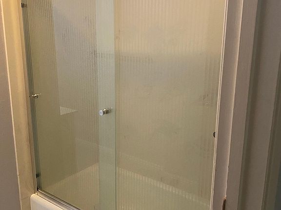 Main bathroom shower/tub