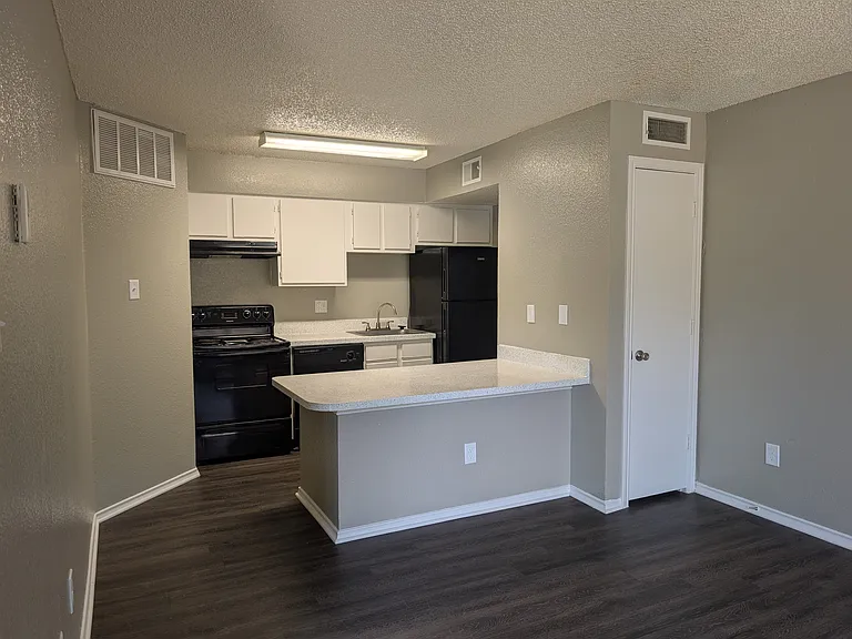 Lakeview Apartments — Photo 20