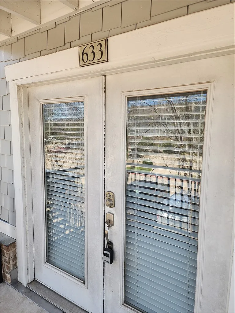 3 bed, 3.0 bath, 1324 sqft, $1,300 — Photo 2