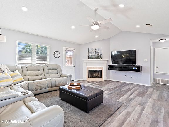 5th image of 9042 Belmont Dr