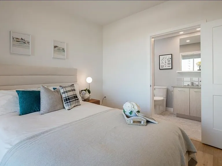 4933 Clarendon St #107 — Photo 13