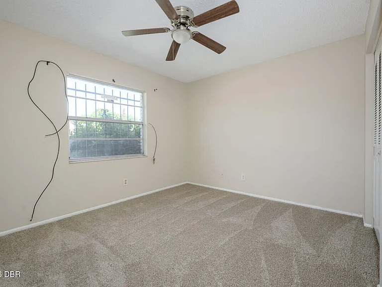 927 E Millard Ct — Photo 2
