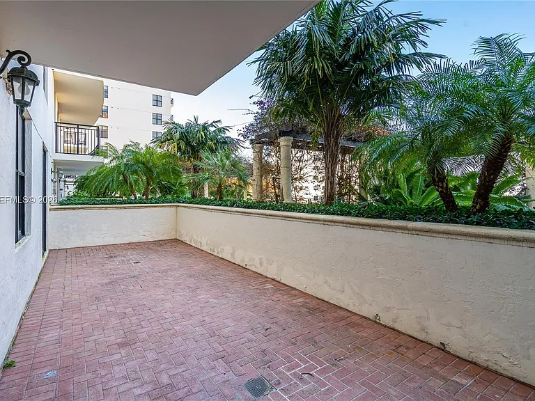 888 S Douglas Rd — Photo 22