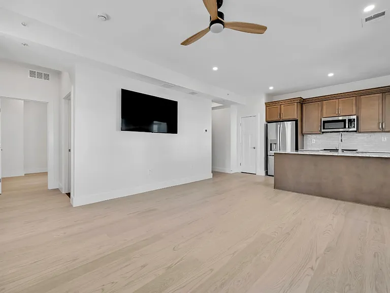 132 E Market St #201 — Photo 6