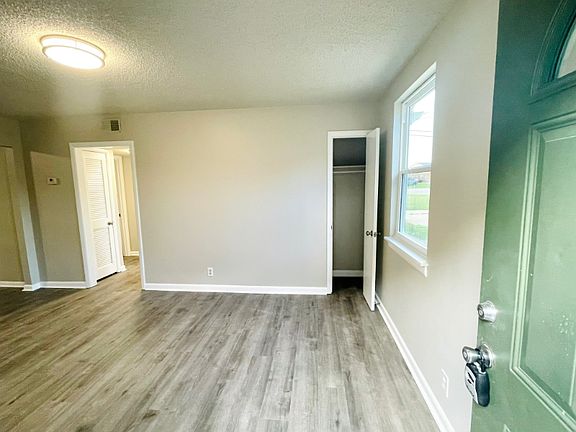 3rd image of 102 Old Trail Ct