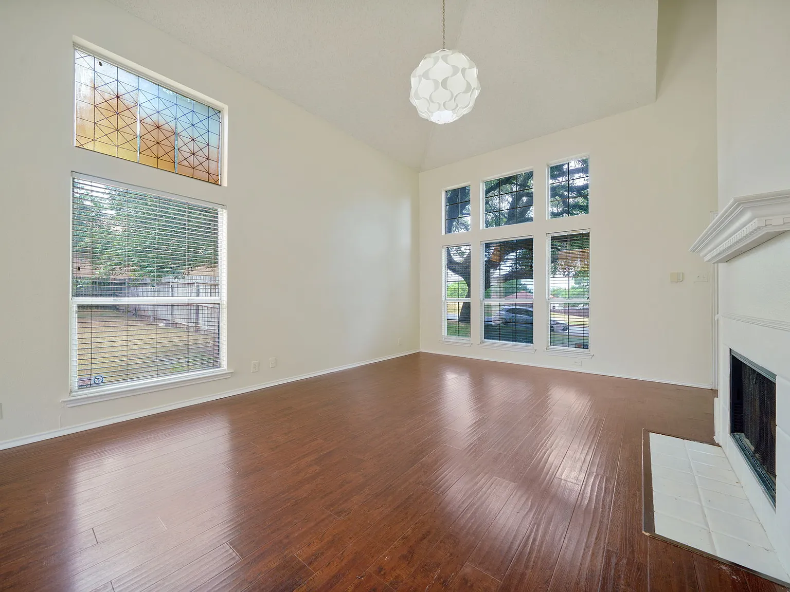 Charming 3-Bed Home with Fireplace, Fenced Yard & Garage in San Antonio 12150 Stoney Glen — Photo 4