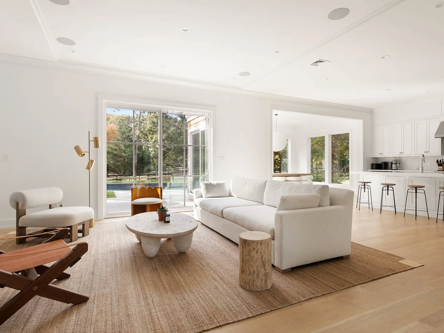 Luxury East Hampton Retreat Overlooking Scenic Equestrian Fields — Photo 4