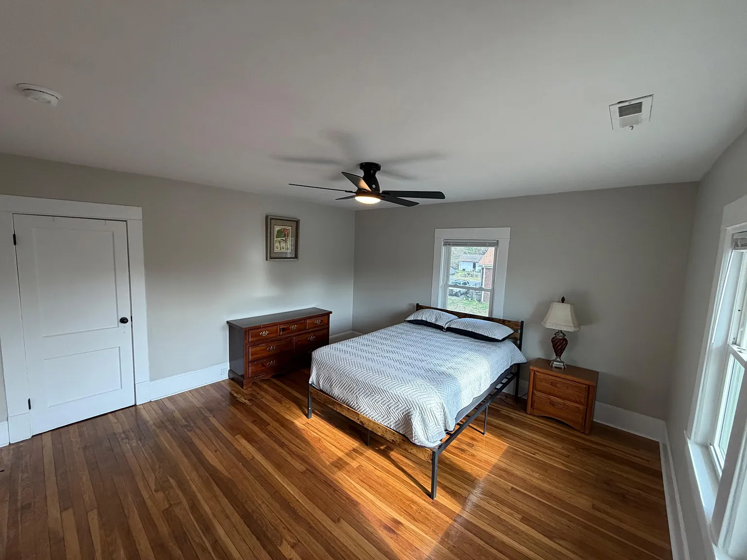 4 bed, 2.5 bath, 3200 sqft, $910 — Photo 3