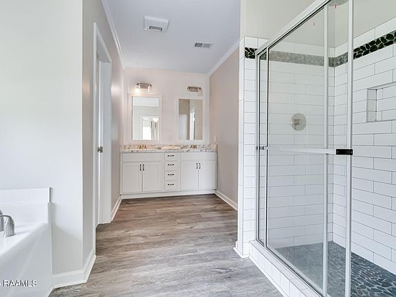 5th image of 155 Oak Manor Rd