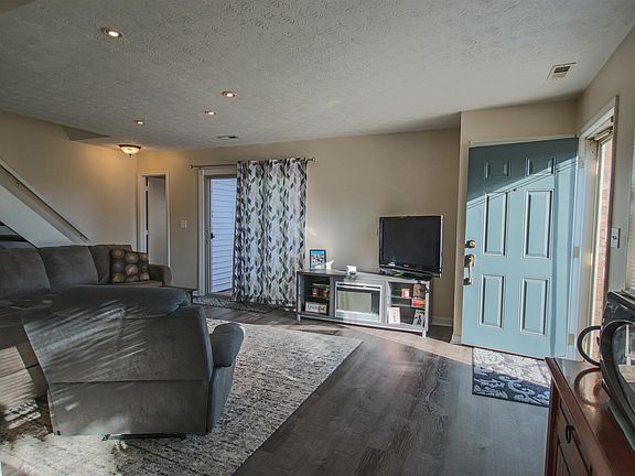 5th image of 1056 Oakwood Ct APT 3