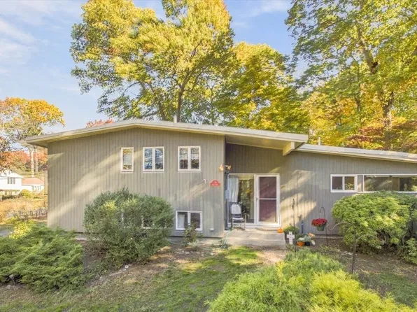 9 Kent Rd, Norwood, MA 02062