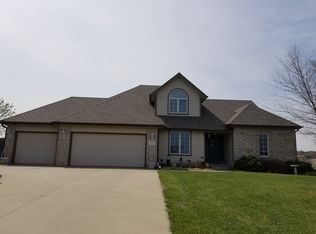 5101 NW Sterling Chase Dr, Topeka, KS 66618