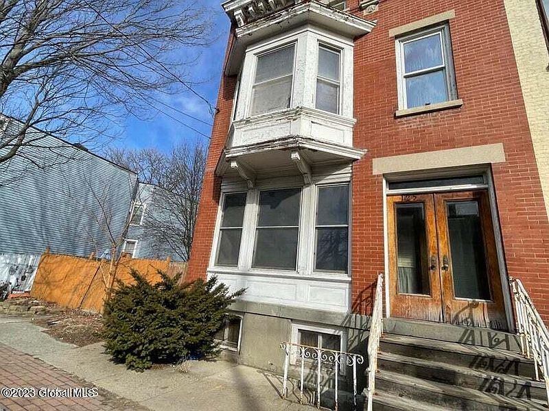 2nd image of 125 4th Avenue