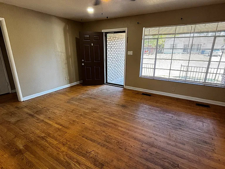 1505 Carlisle Ct — Photo 2