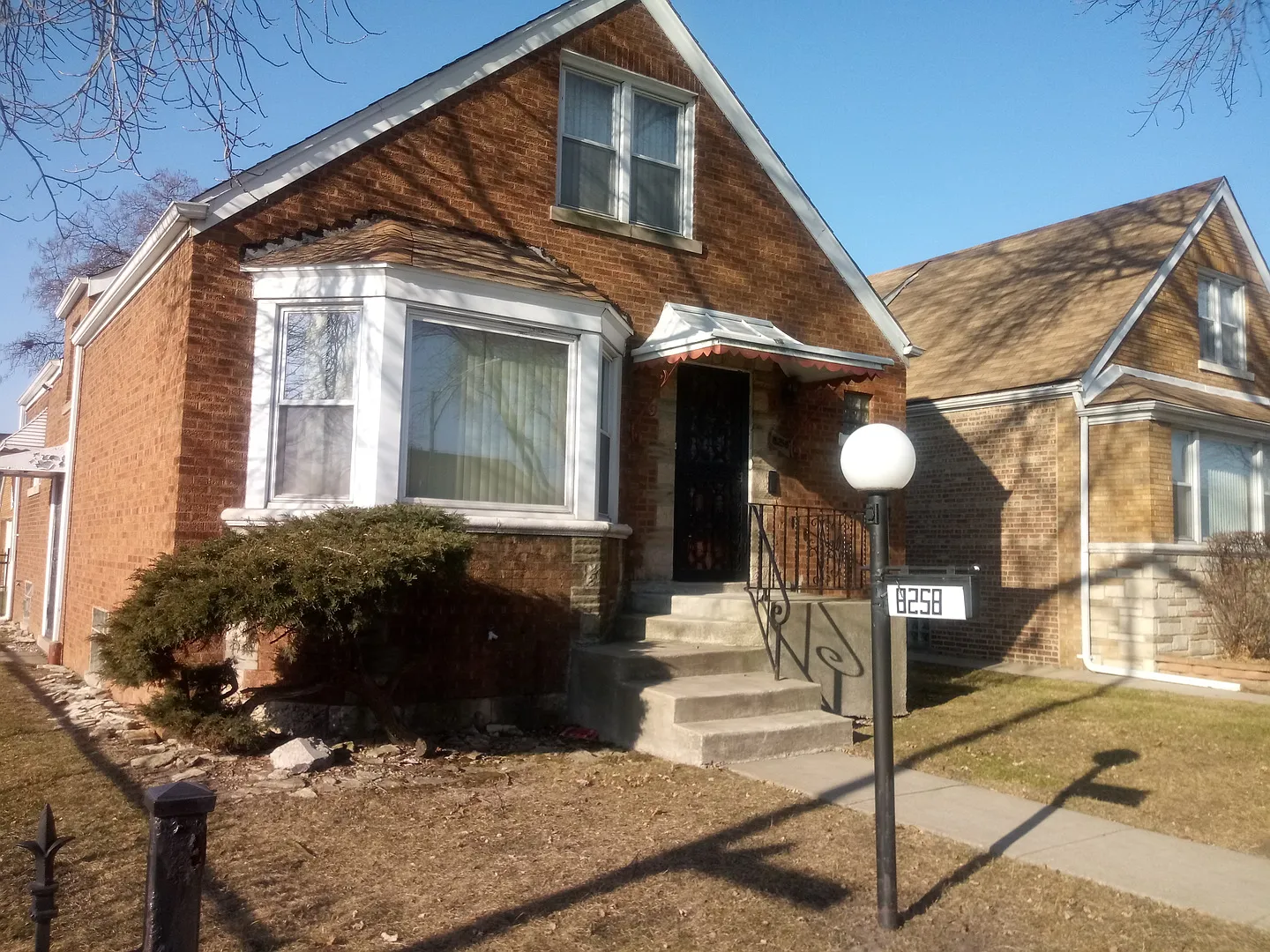 8258 S Paxton Ave photo 1