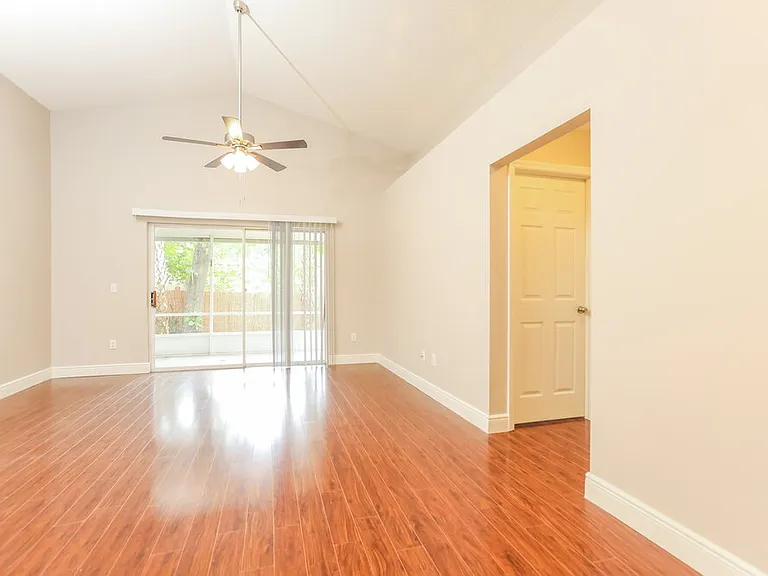 813 Shell Ln — Photo 3