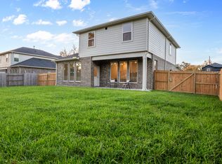 407 Magnolia Ln, Clute, TX 77531