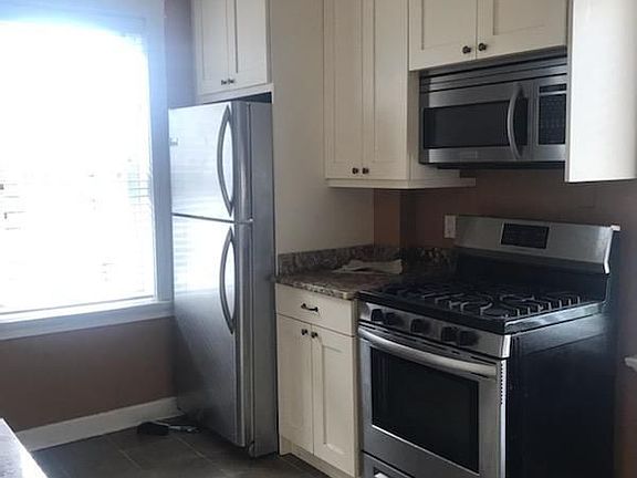 2nd image of 1343 W Waveland Ave