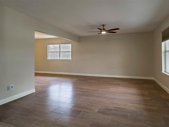 4th image of 1202 Woodridge Cir