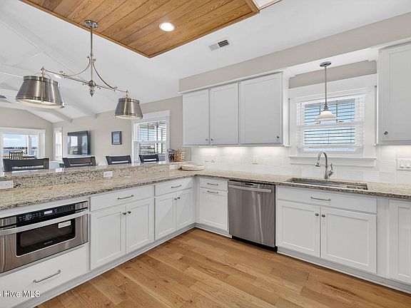 4th image of 440 Causeway Dr #A