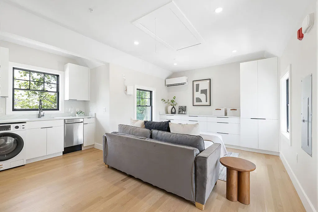 Studio, 350 sqft, $2,400 — Photo 2