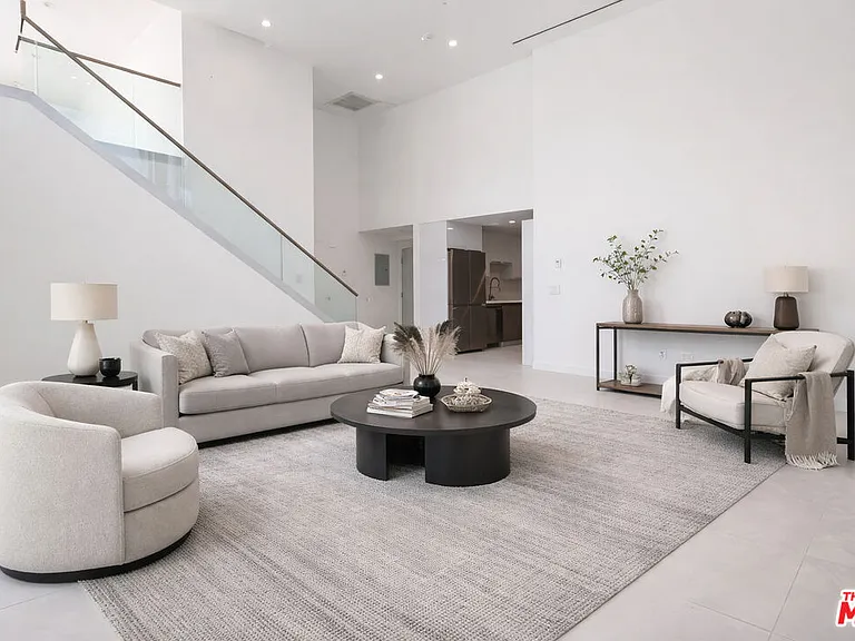 621 N Kings Rd #1 — Photo 3