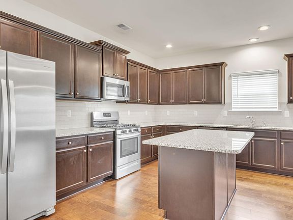 3rd image of 105 Hartwood Lake Ln