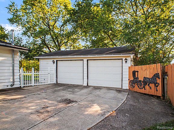 4th image of 9108 Maplewood Dr