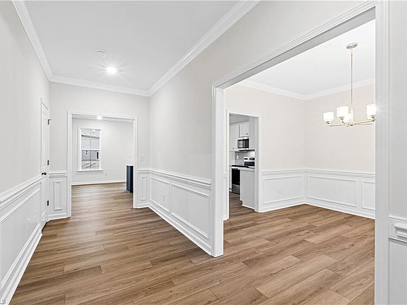 3rd image of 129 Oakmont Ln