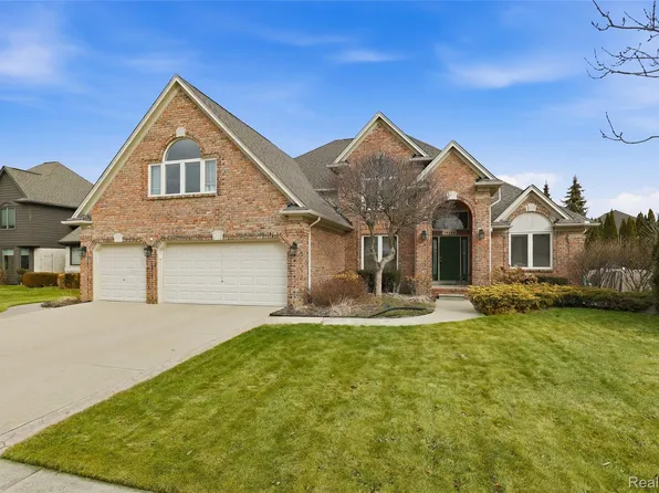 19389 Lakeland Dr, Macomb, MI 48044