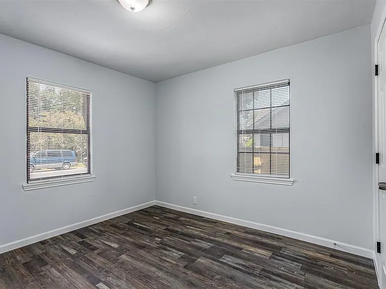 219 W Adoue St — Photo 9