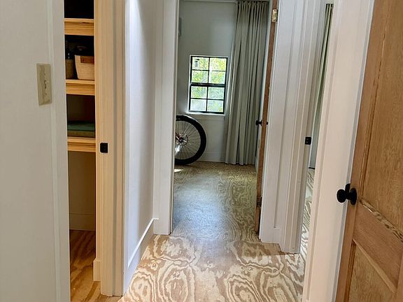 5th image of 194 Meadowbrook Dr