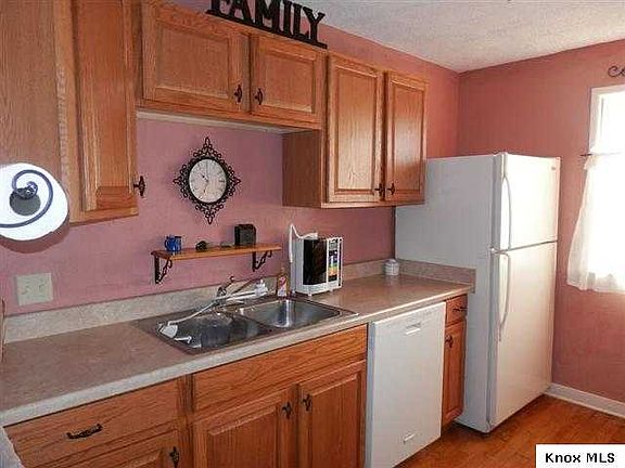 5th image of 701 E Pleasant St