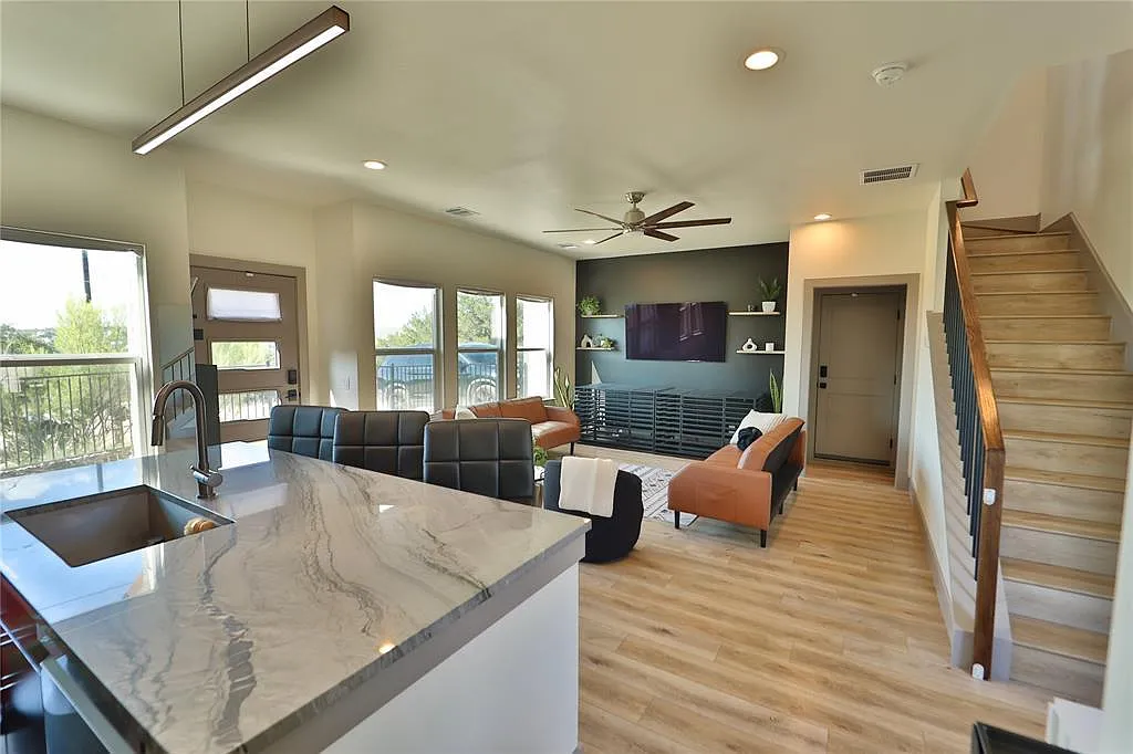 3 bed, 2.5 bath, 1340 sqft, $2,650 — Photo 4