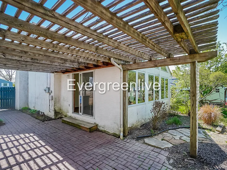 1147 Carrousel Dr E — Photo 15