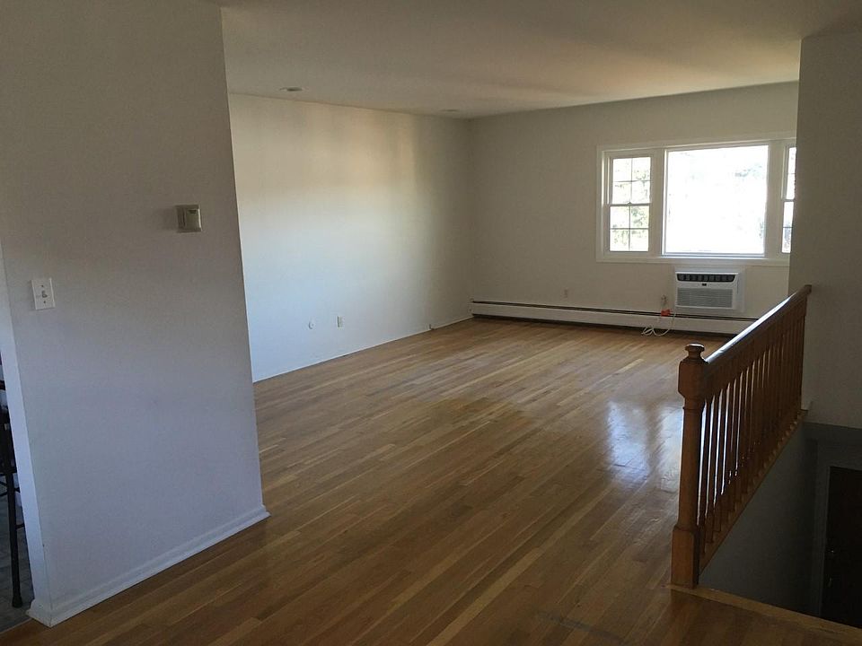 Livingroom with hardwood floors