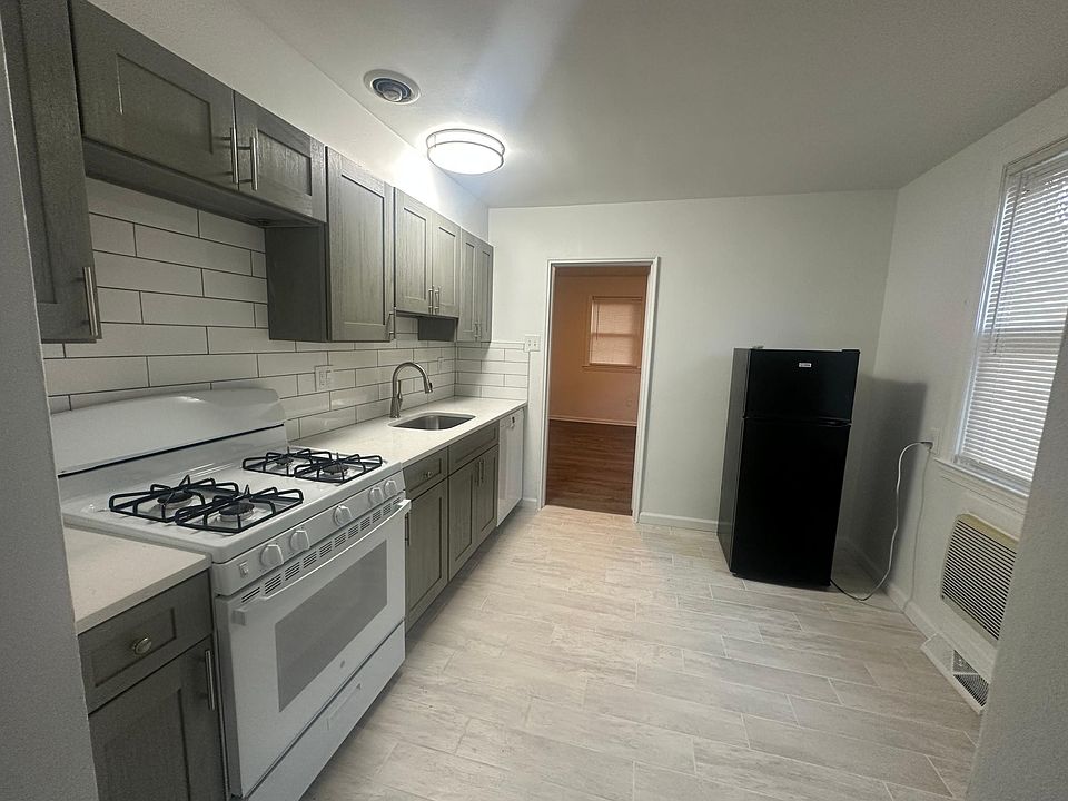 1st image of 832 Fuller St Floor 1