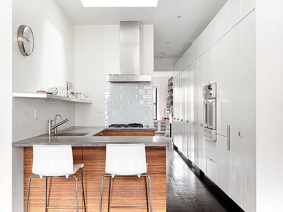 2nd image of 121 W 80th St APT 4