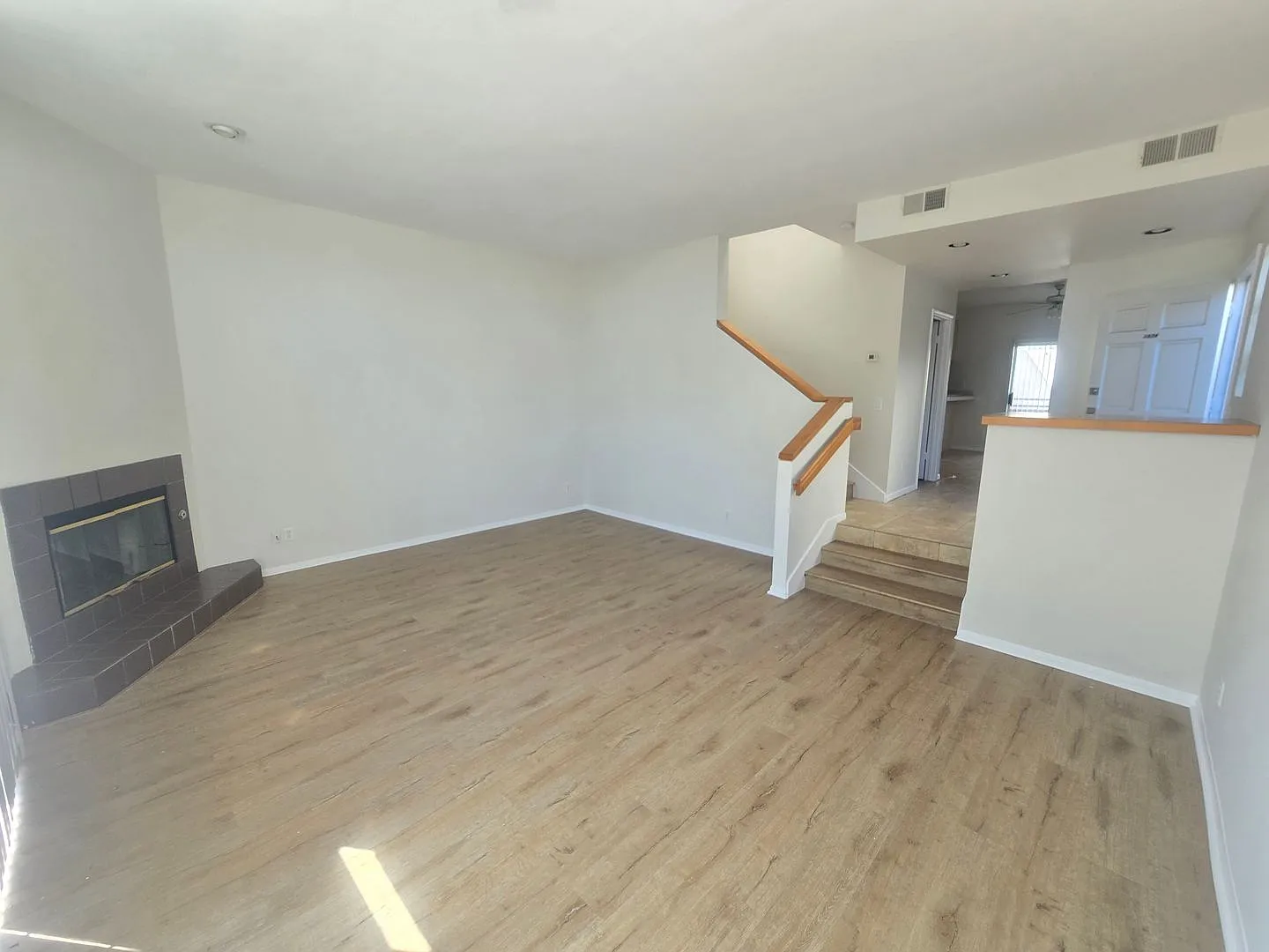 Three Bedroom Townhouse in Pacific Beach - Garage Parking - Remodeled — Photo 4