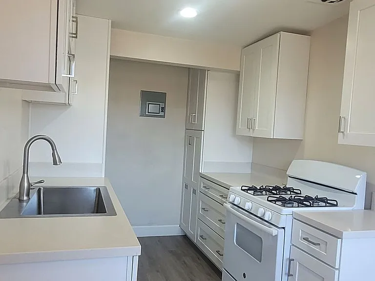Courtyard Apartments — Photo 40