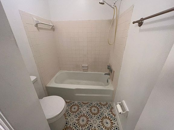 4th image of 523 Georgetown Dr #E