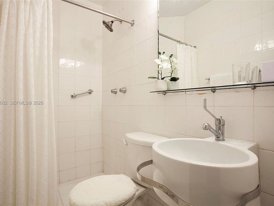 1st image of 4720 Pine Tree Dr APT 1