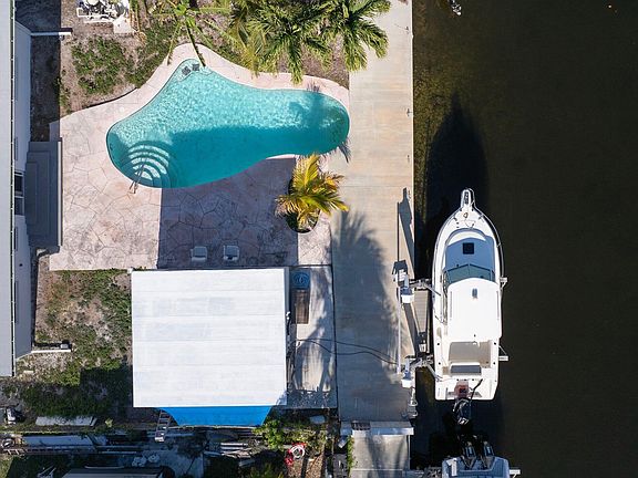2nd image of 2924 Riviera Dr