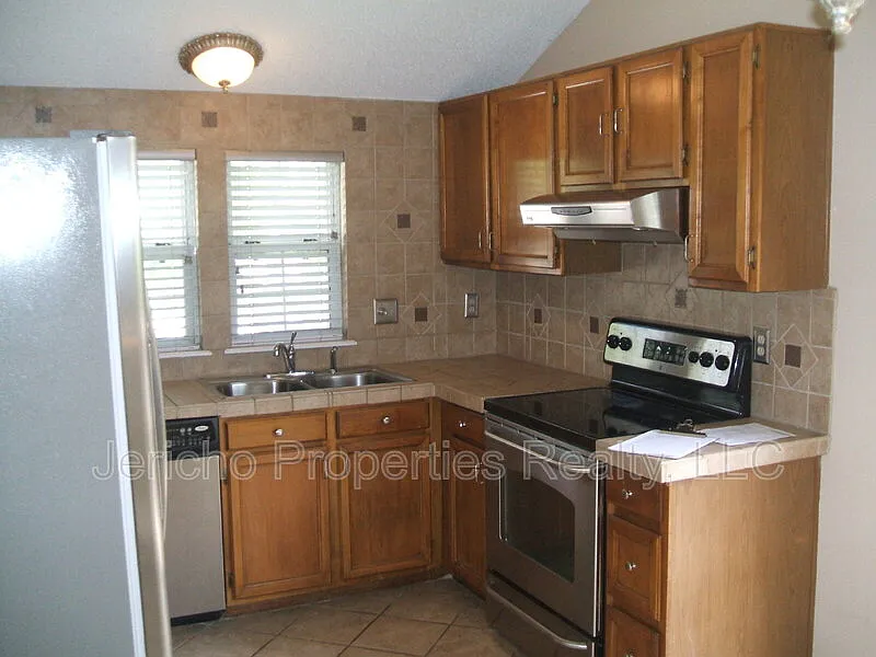 3 bed, 1.5 bath, 1134 sqft, $2,150 — Photo 3